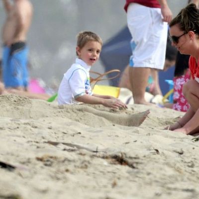 Britney Spears: Θάβοντας τα παιδιά στην άμμο!