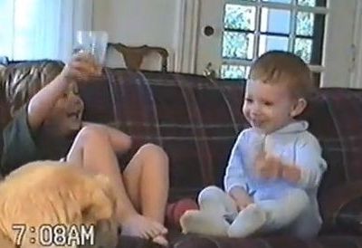 Γελούσε υστερικά με την αδερφή του και τώρα που μεγάλωσε το έβαλε στο Youtube