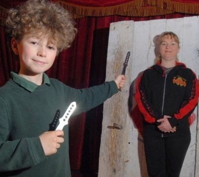 Ο 10χρονος που πετάει κάθε μέρα μαχαίρια στη μαμά του!