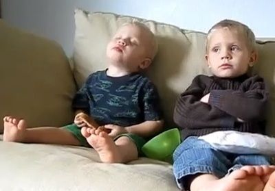 Ο ένας νυστάζει κι ο άλλος πεινάει...Κι η μαμά γελάει...