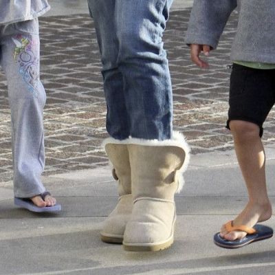 Jennifer Lopez: τα παιδιά με σαγιονάρες και η ίδια με... μποτάρες!