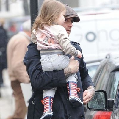 Harper Beckham: Με άψογο style και τον μπαμπά της στο Λονδίνο