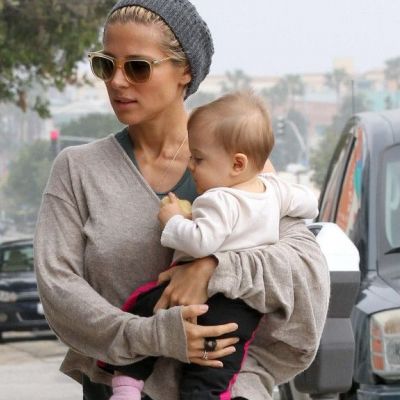 Elsa Pataky: Ψώνισε χαλιά παρέα με τον σύζυγο και την κόρη της