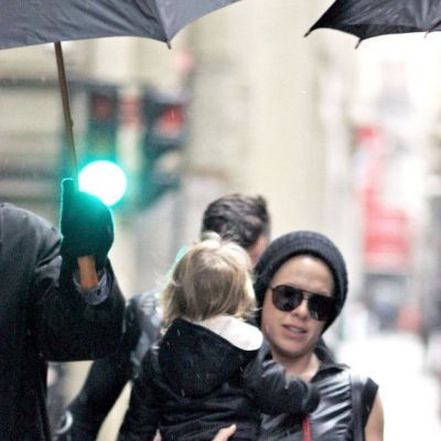 Pink: Παρά τη βροχή απόλαυσε βόλτα με την κόρη της στο Μόντρεαλ