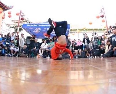 Απίστευτη χορευτική "μάχη" ανάμεσα σε ένα αγόρι κι ένα κορίτσι!