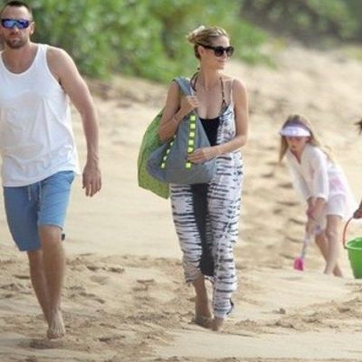 Η Heidi Klum με τα παιδιά και τα κουβαδάκια στα..κύματα!