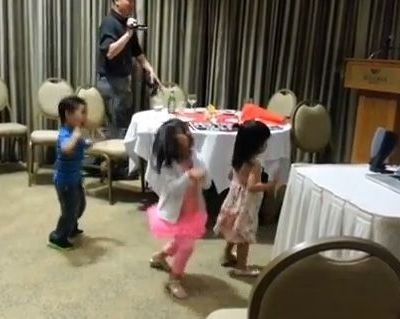 Ξεσάλωσαν με Gangnam στο πάρτι συνταξιοδότησης του παππού τους!