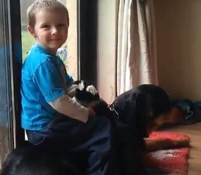 Ο καλύτερός του φίλος, το ροτβάϊλέρ του!