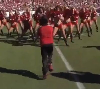 Χόρεψε  με τις μαζορέτες και τρέλανε όλο το γήπεδο!