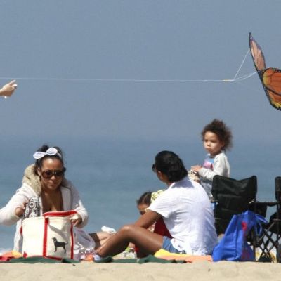 Ellen Pompeo: Πέταξε αετό με την Stella στην παραλία!