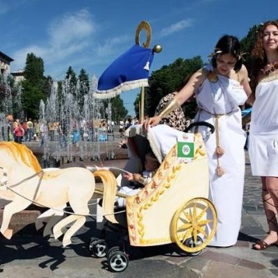 Τα πιο πρωτότυπα καρότσια που έχετε δει σε μια παρέλαση!