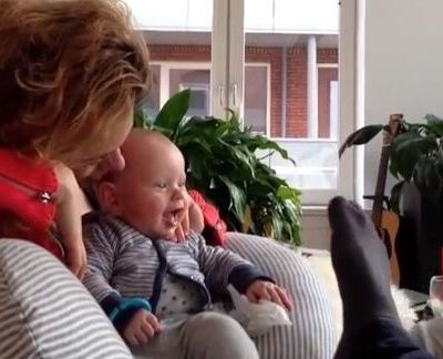 Η πατούσα του μπαμπά έχει πολύ πλάκα!