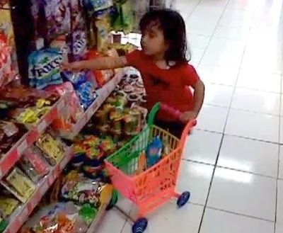 Λατρεύει τα ψώνια από...κούνια!