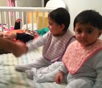 Δίδυμα 9 μηνών κάνουν χειραψία με τον μπαμπά τους!