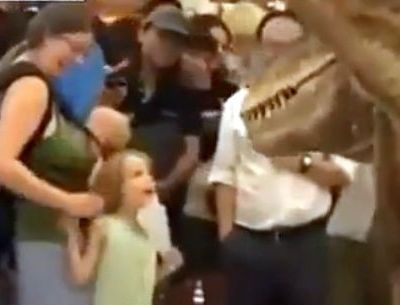 Ρομποτικός δεινόσαυρος φρικάρει παιδιά και σκυλιά σε εμπορικό κέντρο!
