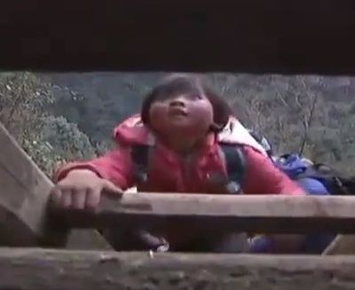 Τα παιδιά στην Κίνα σκαρφαλώνουν σκάλες στα βουνά για να πάνε σχολείο!