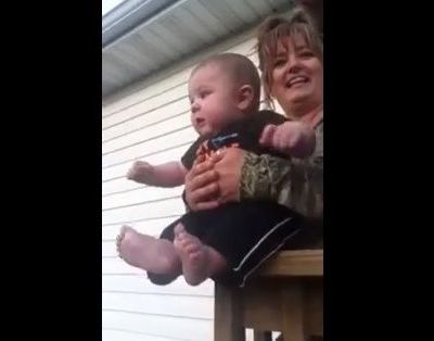 Θέλει να φύγει από τα χέρια της γιαγιάς του για να...