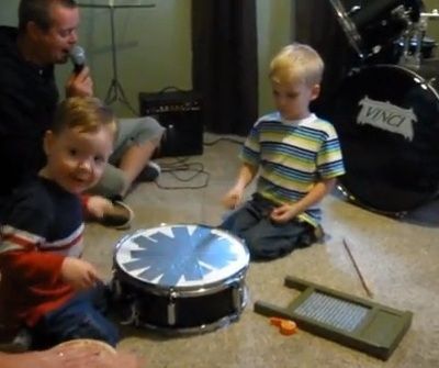 Η πιο οργανωμένη οικογενειακή μπάντα που έχετε δει!