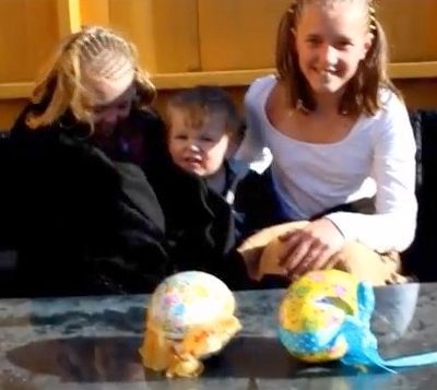 Κάθε χρόνο κάνουν φάρσα στα παιδιά τους με τα Πασχαλινά αβγά! Και φέτος...