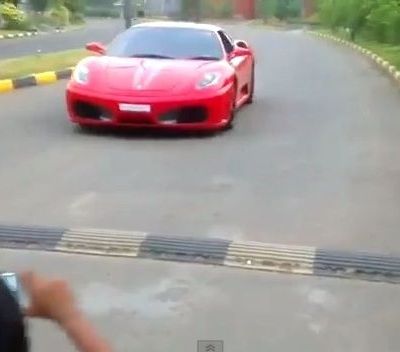 Δεν θα πιστεύετε με τίποτα πόσο χρονών παιδί οδηγεί αυτήν την Ferrari!