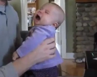 Κλαίει ασταμάτητα αν δεν ακούει...