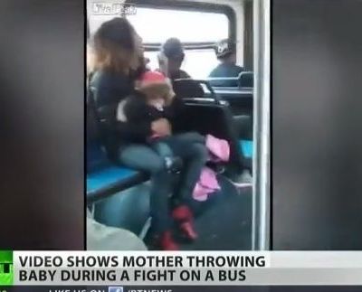 Πέταξε το μωρό της για να μπορέσει να τσακωθεί!