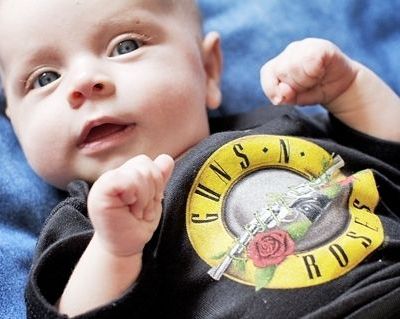 Ροκ νανουρίσματα, κιθάρες Gibson & «τζαμάρισμα» με μαθητές γυμνασίου από τους Guns ’n’ Roses (video)