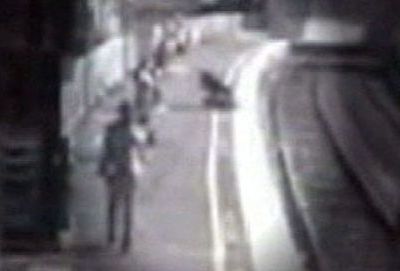 Συγκλονιστικό: Παιδί μέσα σε καρότσι πέφτει στις γραμμές του μετρό (video)