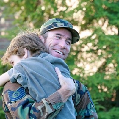 Οταν ο μπαμπάς επιστρέφει απ' τον πόλεμο! Αυτά είναι τα πιο συγκινητικά video!