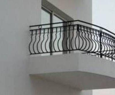 Πεντάχρονη στη Λάρισα, έπεσε απο τον 4ο και προσγειώθηκε στην αγκαλιά περαστικού!