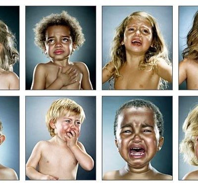 Η φωτογράφος που έκανε τα παιδιά να κλαίνε