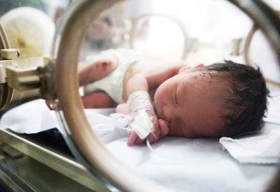 Βρέθηκε η γυναίκα που πέταξε το μωρό της στην αποχεύτεση