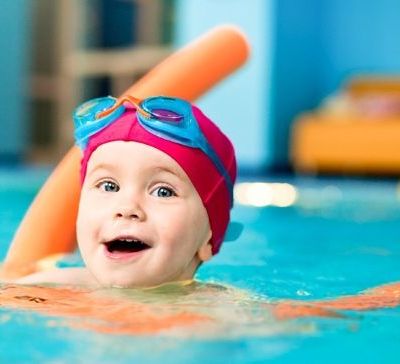 Δέκα βήματα για να μάθετε τα παιδιά σας κολύμπι