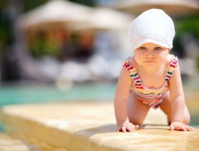 Απίστευτο! Μωράκι 16 μηνών κολυμπάει σαν… δελφίνι - Θα μείνετε άφωνοι! (βίντεο)