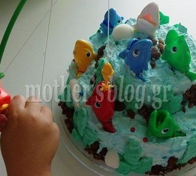 Δείτε βήμα - βήμα: Εύκολη παρασκευή απίθανης τούρτας γενεθλίων με θέμα τη θάλασσα! (φωτογραφίες)