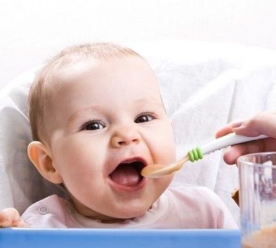 «Πότε είναι η κατάλληλη περίοδος για την δοκιμή των πρώτων τροφών από το μωρό μας;» από τη διατροφολόγο Ευσταθία Παπαδά