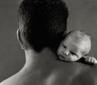 Ερευνα που ξαφνιάζει! Οσο μικρότεροι είναι οι όρχεις των ανδρών, τόσο καλύτεροι πατέρες γίνονται!