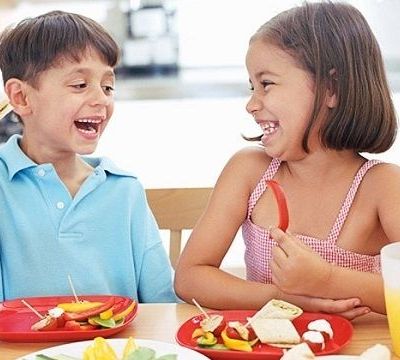 «Πώς θα επαναφέρω το παιδί μου σε ισορροπημένη διατροφή μετά το καλοκαίρι;»