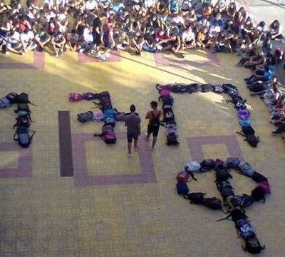 Μαθητές σχημάτισαν στη μνήμη του Παύλου Φύσσα, τα αρχικά του με τις σχολικές τους τσάντες