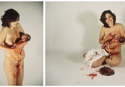 Διάσημη καλλιτέχνης φωτογράφισε τον εαυτό της, την ώρα που γεννούσε το παιδί της (φωτογραφίες)