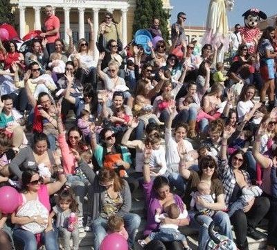 Πλημμύρισαν την Κυριακή οι πλατείες με μητέρες που θηλάζαν τα μωρά τους!