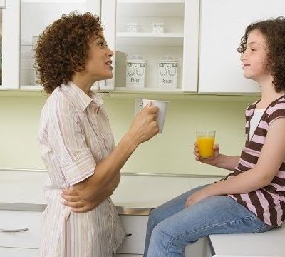 «Το παιδί μου με ρωτάει για το σεξ. Τι να του πω; Kαι πώς να του το πω;»