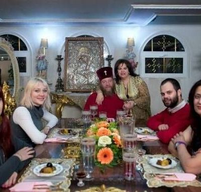 «Θύελλα» αντιδράσεων για τον μοναχό, που «έσπασε» τα μηχανάκια τηλεθέασης στο «Κάτι ψήνεται»!