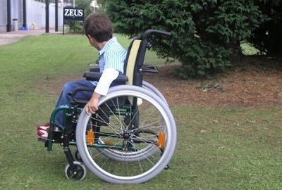 Ομογενής δώρησε 26.000 αναπηρικά καροτσάκια σε παιδιά δεκάδων χωρών