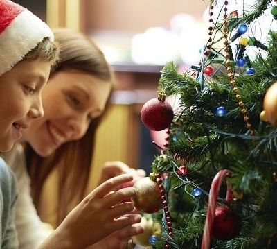 Στολισμός δέντρου μαζί με τα παιδιά μας! Τι πρέπει να προσέξουμε