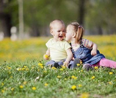Θάνος Ασκητής: Tι κάνουμε αν δούμε το παιδί μας να φιλάει ένα άλλο παιδί του ίδιου φύλου στο στόμα