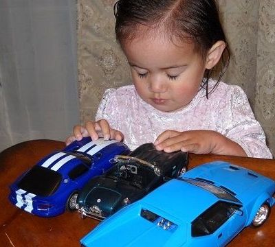 Η κόρη μου παίζει με αγορίστικα παιχνίδια, όπως αυτοκινητάκια, μπάλα και θέλει να συμμετέχει σε ομάδες αγοριών, μήπως πρέπει να ανησυχώ;