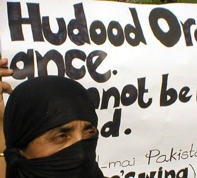 Δεκατριάχρονο κορίτσι έσκαψε και βγήκε από τον λάκο που την είχαν θάψει ζωντανή οι βιαστές της (εικόνα)