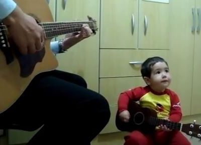 Ο μεγαλύτερος φαν των Beatles είναι μόλις 2 ετών και παίζει το Don't let me down (βίντεο)