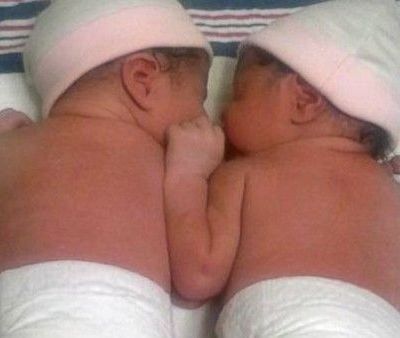 Γεννήθηκαν δίδυμα με διαφορά ενός... χρόνου! (εικόνα)